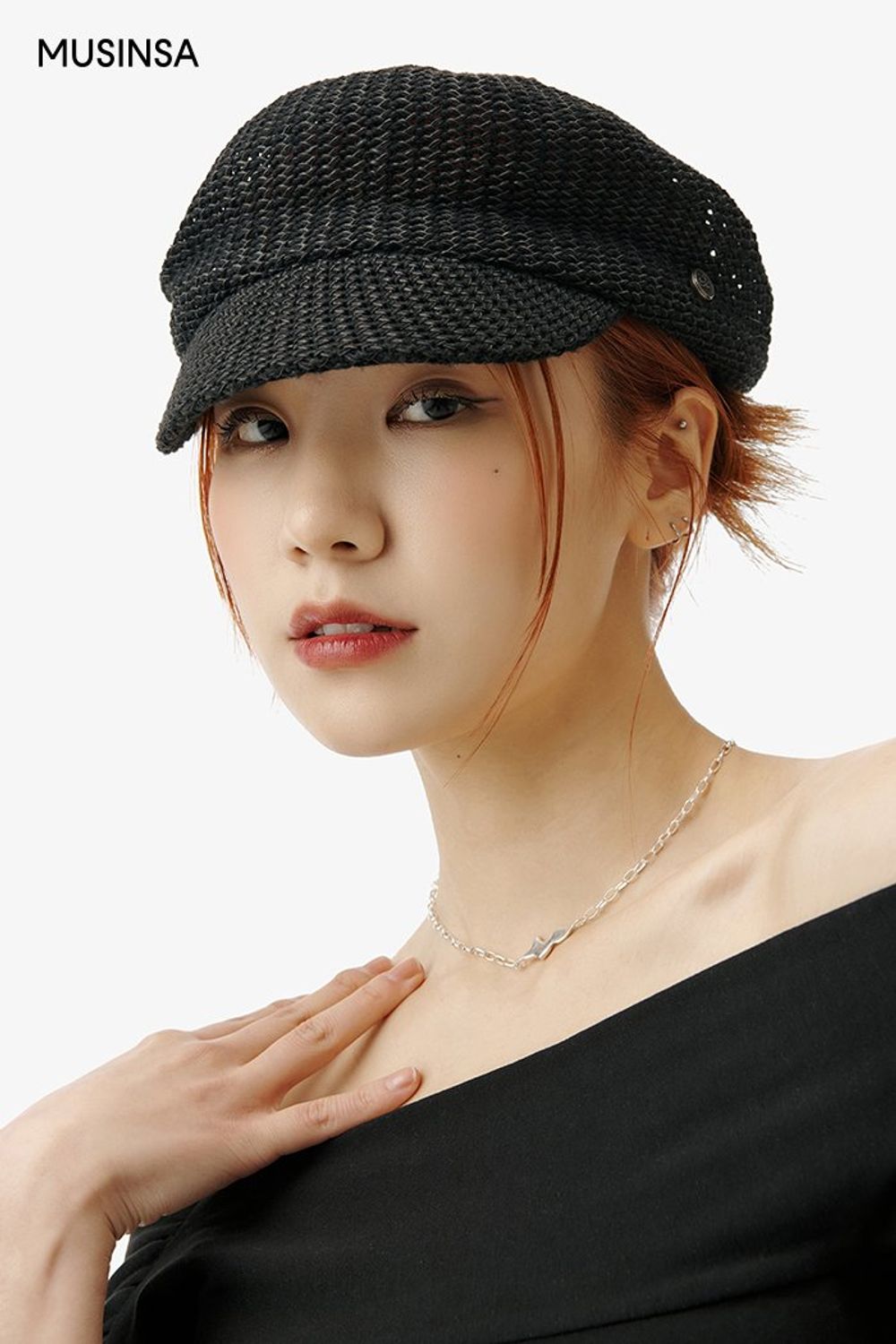 오프숄더 티셔츠와 데님 팬츠, 숄더백으로 완성한 올 블랙 코디 #슬림핏 #올블랙 #부츠컷 #오프숄더 #봄 #시크 #베레 #에디터_이다희