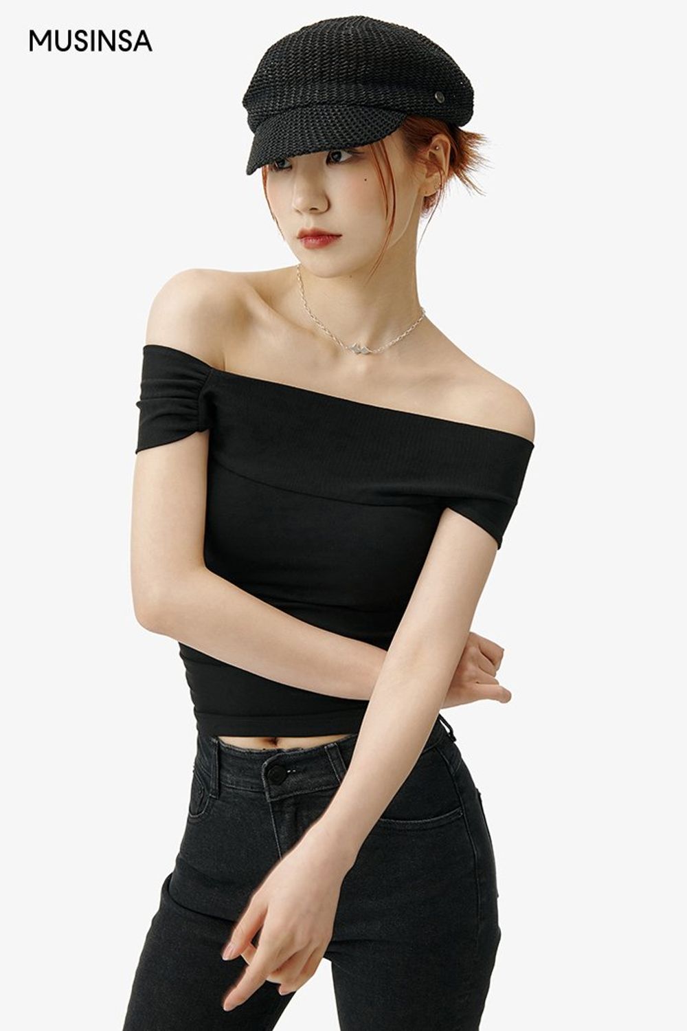 오프숄더 티셔츠와 데님 팬츠, 숄더백으로 완성한 올 블랙 코디 #슬림핏 #올블랙 #부츠컷 #오프숄더 #봄 #시크 #베레 #에디터_이다희