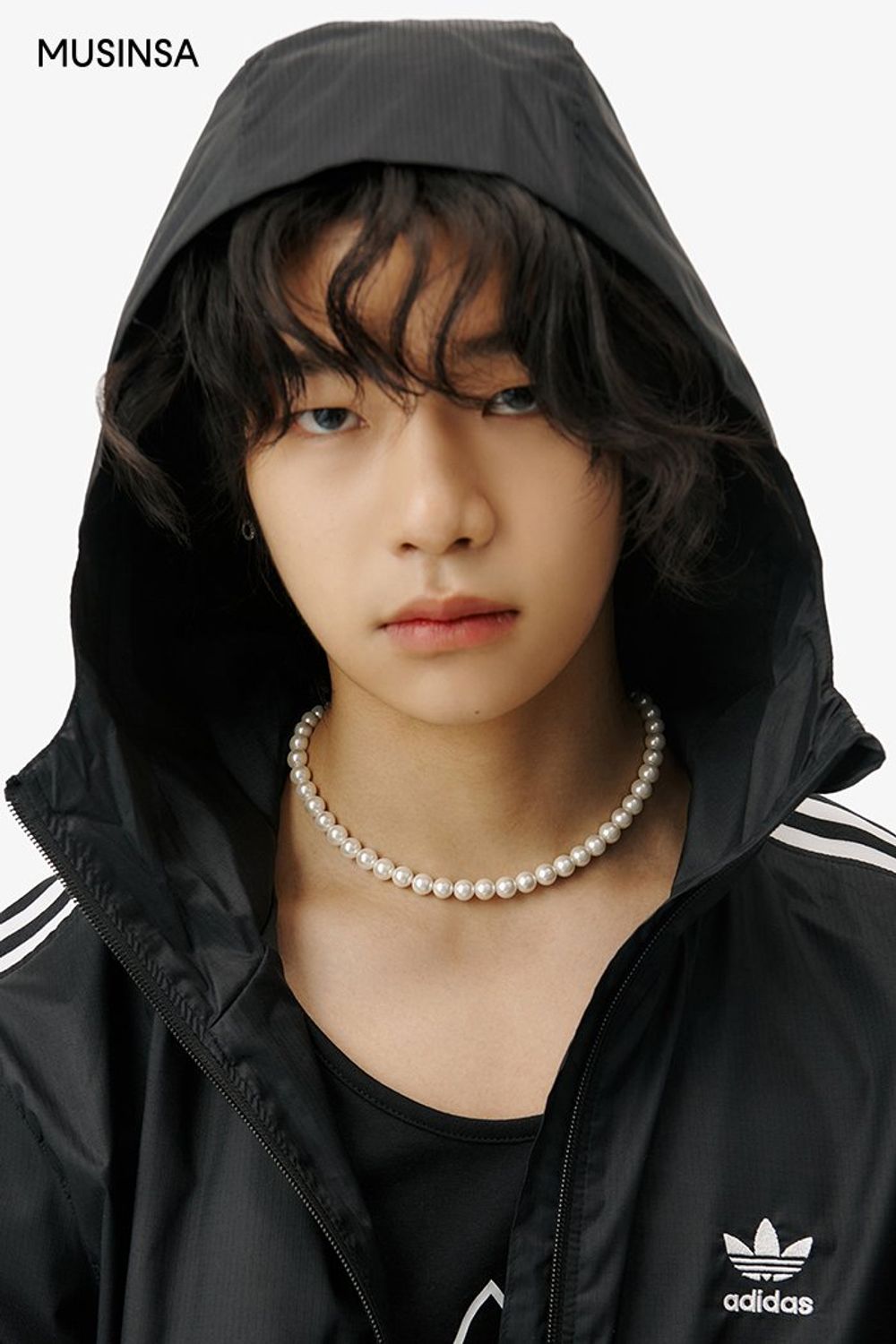 아디다스 재킷에 버뮤다팬츠를 매치하고 워커 부츠로 마무리한 고프코어 룩 #로고플레이 #와이드핏 #올블랙 #스트라이프 #캠핑 #핀턱 #봄 #고프코어 #에디터_최고은