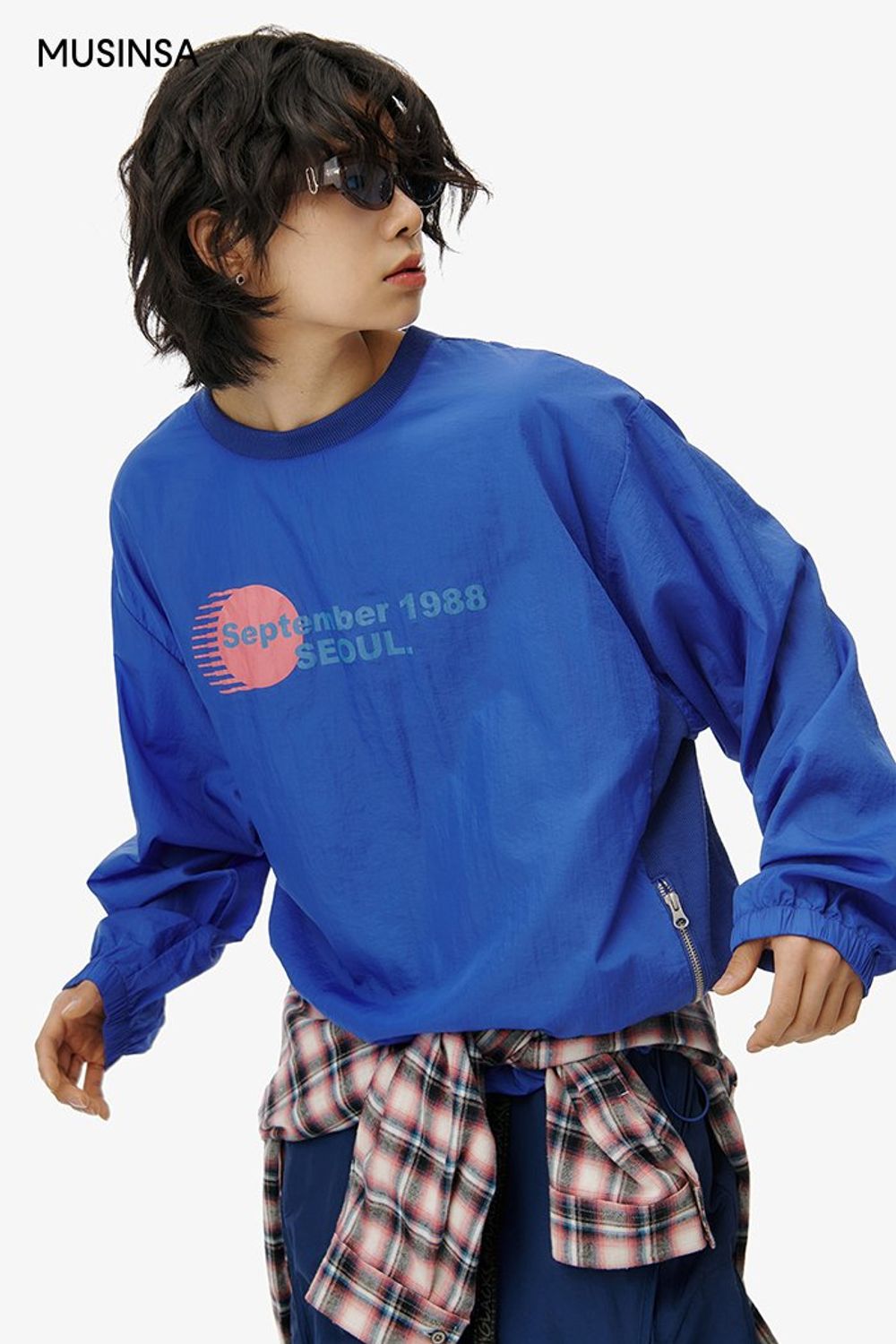 우븐 티셔츠에 카고 팬츠를 매치하고 체크 셔츠로 멋스럽게 마무리한 코디네이션 #그래픽 #체크 #카고 #고프코어 #봄 #지퍼팬츠 #우븐 #에디터_최고은