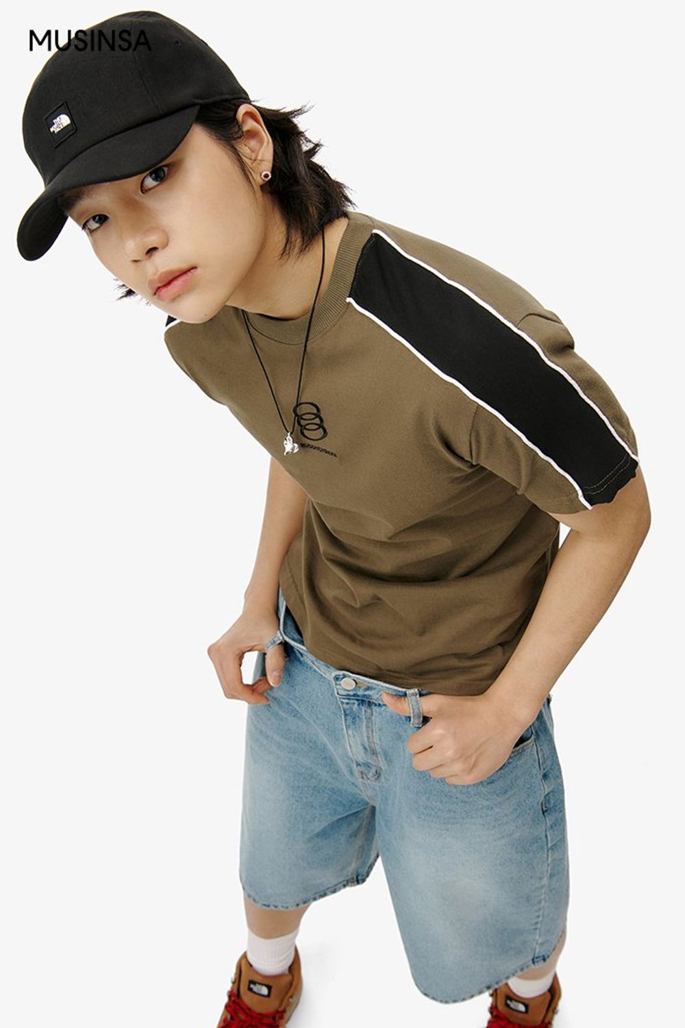 반소매 티셔츠에 베스트를 레이어드하고 숏 팬츠로 마무리한 고프코어 룩 #로고플레이 #캠핑 #와이드핏 #컬러블록 #워싱 #고프코어 #여름 #매쉬 #에디터_최고은