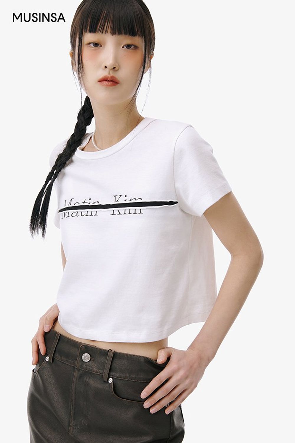 캐주얼한 디테일의 레이싱 재킷과 미니스커트로 연출한 박서현 스타일리스트의 믹스 매치 룩 #유니크 #로고플레이 #컬러블록 #레더 #키높이 #절개 #봄 #시크 #레이싱재킷 #스타일리스트_박서현