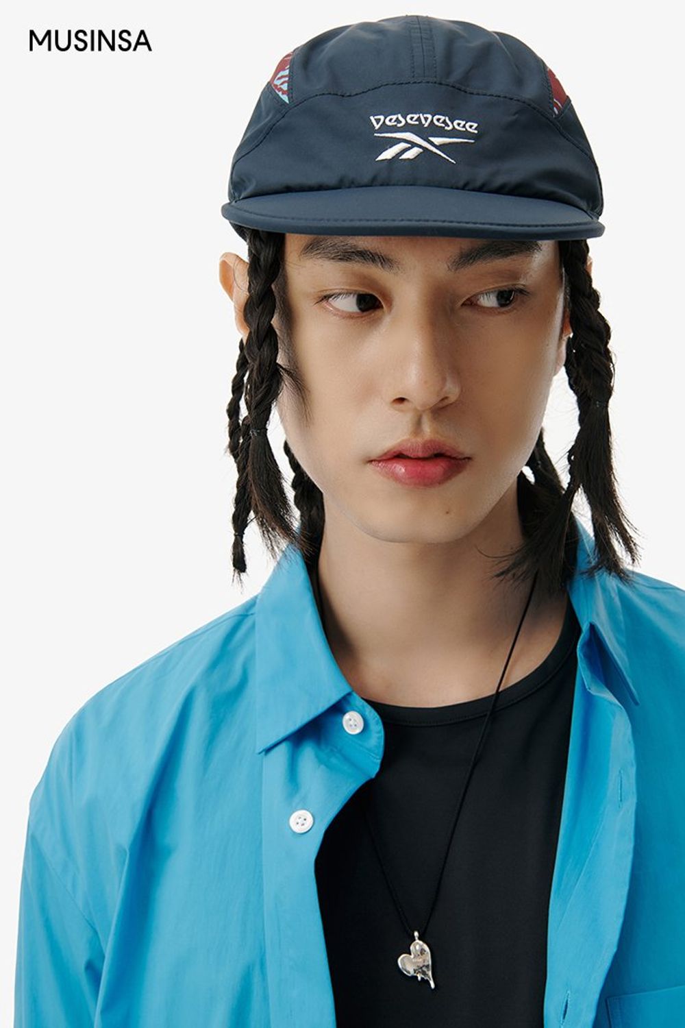 기능성 티셔츠에 컬러 셔츠와 그래픽이 돋보이는 트랙 팬츠를 코디한 고프코어 룩 #유니크 #로고플레이 #그래픽 #심볼 #컬러포인트 #셋업코디 #봄 #스포티 #고프코어 #기능성 #에디터_최고은