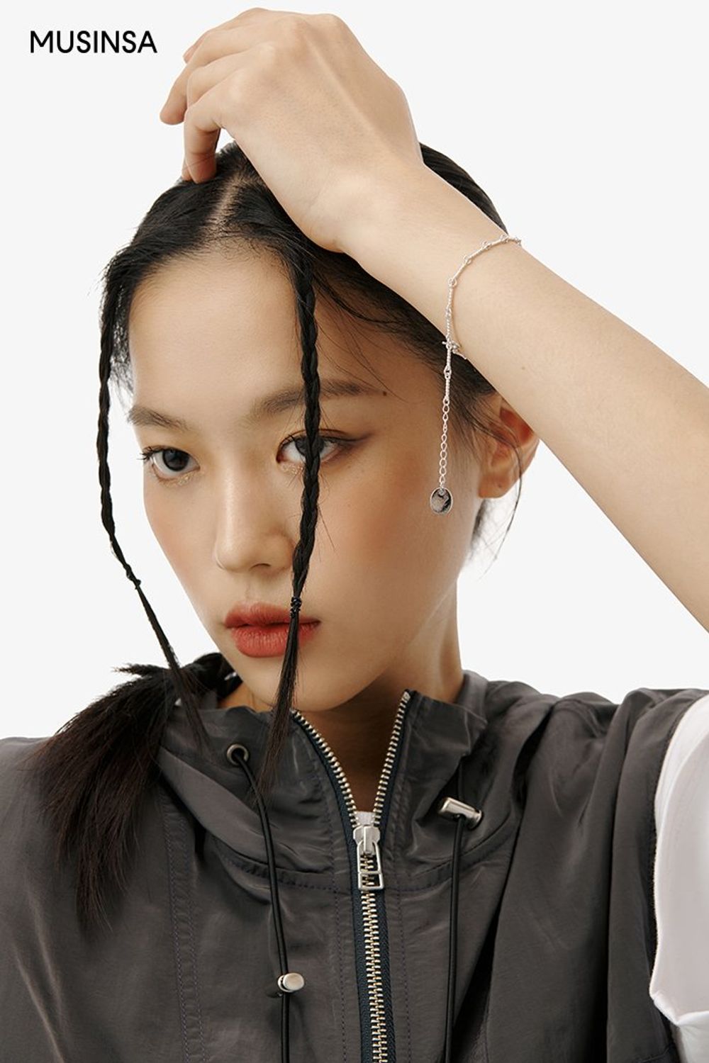 나일론 베스트와 카고 팬츠로 완성한 고프코어 룩 #편안한 #스포티 #와이드핏 #고프코어 #봄 #에디터_이여름