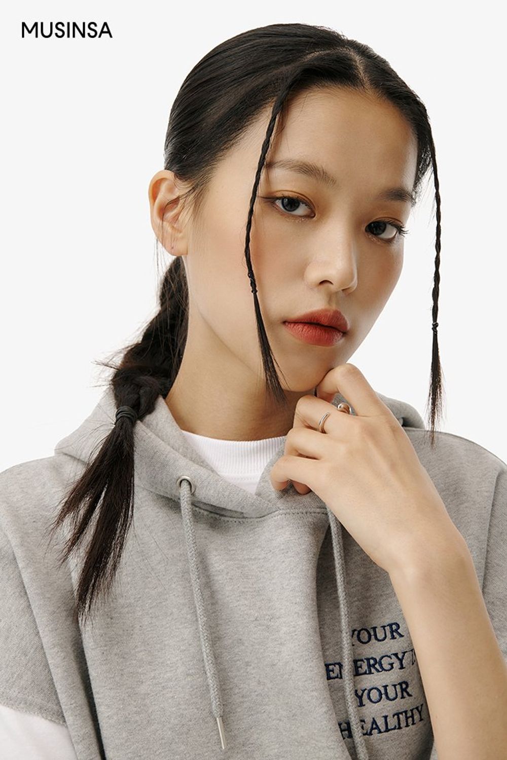 편안한 핏의 후드 원피스와 레깅스로 연출한 스포츠 룩 #편안한 #레터링 #오버핏 #모노톤 #스포티 #봄 #스포츠 #에디터_이여름