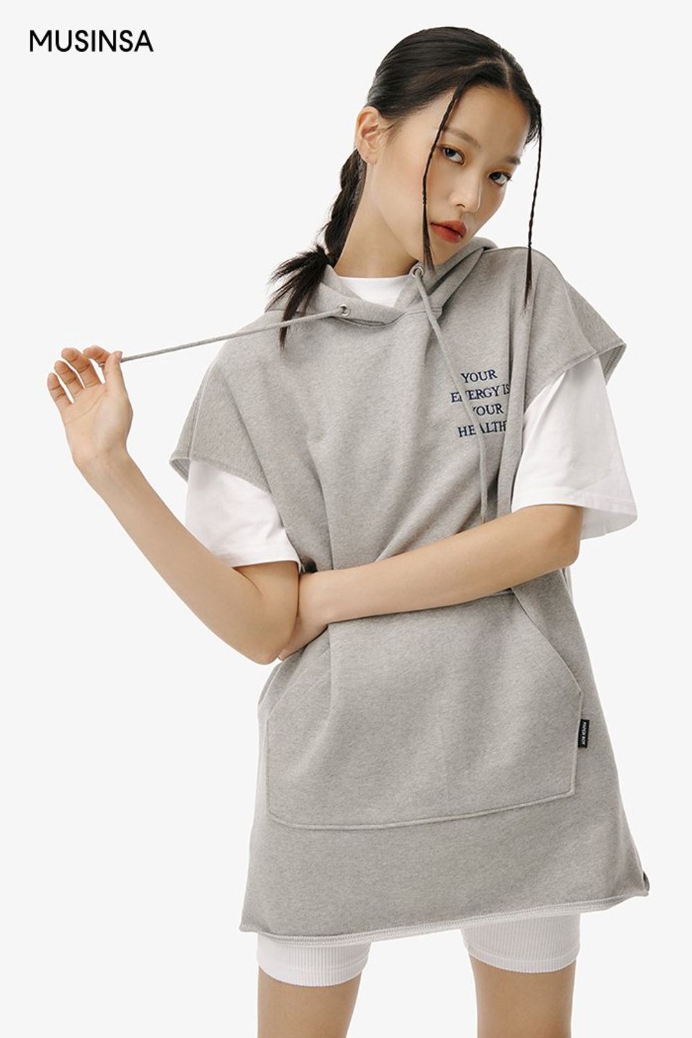 편안한 핏의 후드 원피스와 레깅스로 연출한 스포츠 룩 #편안한 #레터링 #오버핏 #모노톤 #스포티 #봄 #스포츠 #에디터_이여름