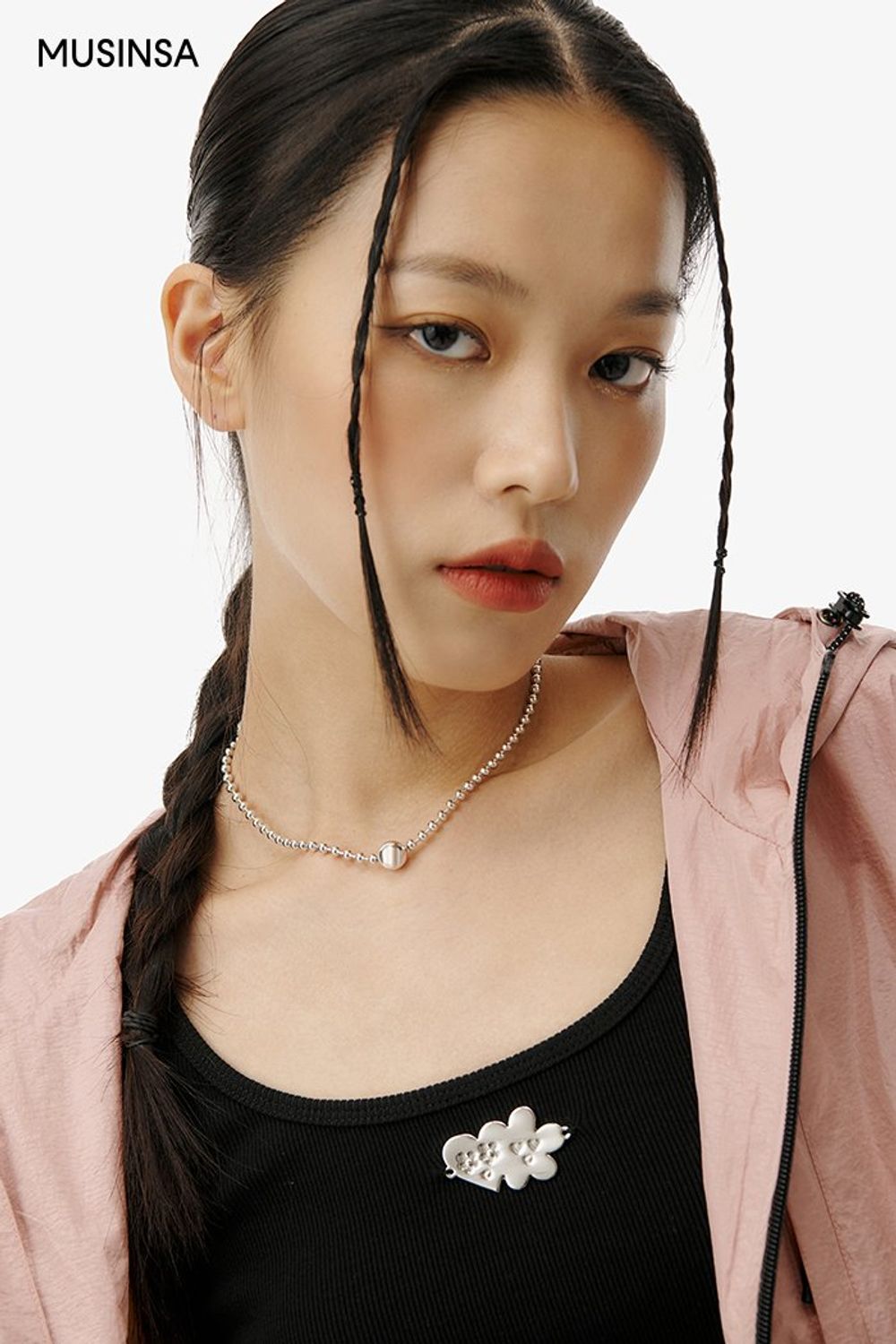 여유로운 실루엣의 윈드브레이커와 숏 팬츠를 매치한 스포츠 룩 #편안한 #캠핑 #등산 #스포티 #봄 #스포츠 #에디터_이여름