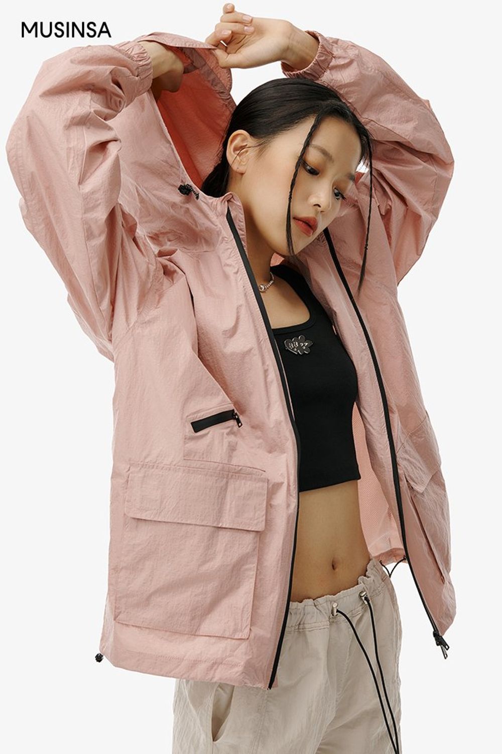 여유로운 실루엣의 윈드브레이커와 숏 팬츠를 매치한 스포츠 룩 #편안한 #캠핑 #등산 #스포티 #봄 #스포츠 #에디터_이여름