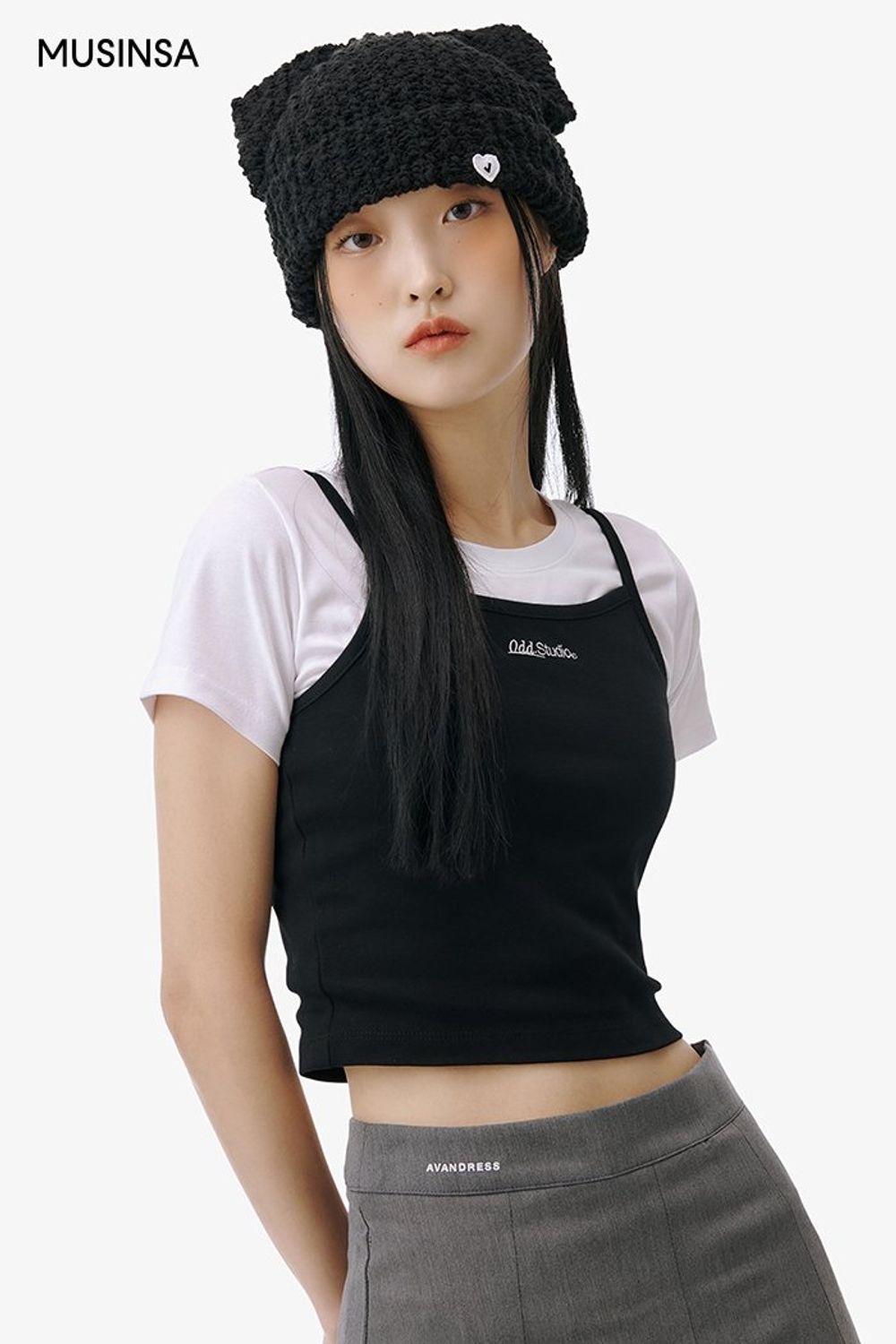 크롭 탑과 미니스커트를 함께 연출하고 비니로 포인트를 더한 걸리시 룩 #귀여운 #컬러포인트 #모노톤 #레이어드룩 #짧치 #키높이 #플리츠 #크롭 #봄 #걸리시 #에디터_이다희