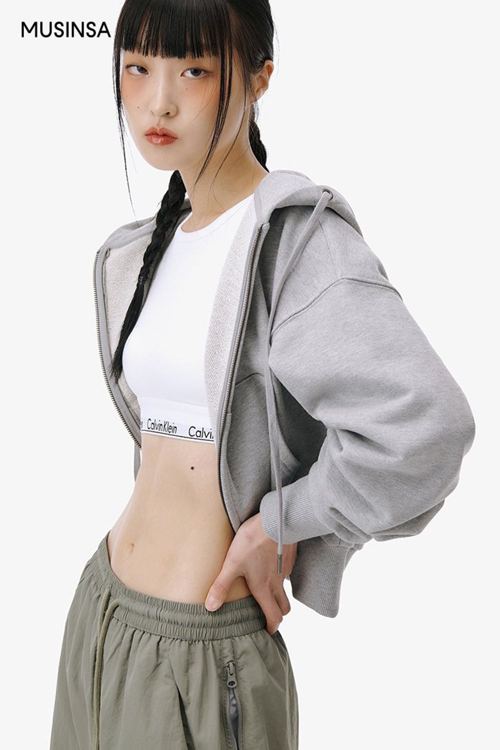 크롭 탑과 후드 집업, 트레이닝 팬츠로 연출한 고프코어 룩 #편안한 #스포티 #크롭 #고프코어 #봄 #후드집업 #스웻후드집업 #크롭탑 #에디터_이다희
