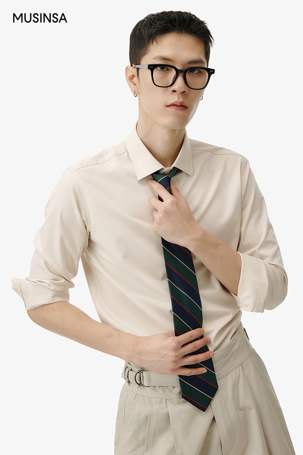 뉴트럴 톤의 셔츠와 슬랙스를 매치하고 그린 컬러가 돋보이는 타이와 크로스 백으로 포인트 준 포멀 룩 #화사한 #와이드핏 #컬러포인트 #뉴트럴톤 #핀턱 #봄 #비즈니스캐주얼 #포멀 #하객룩 #에디터_천만욱