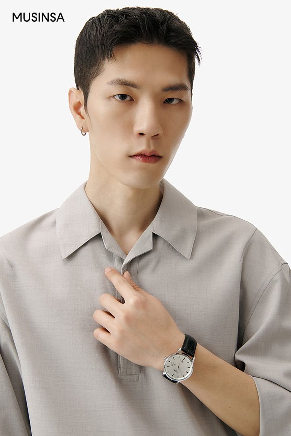 풀오버 디자인의 튜닉 셔츠에 숏 팬츠를 매치하고 페니 로퍼로 마무리한 댄디 룩 #미니멀 #모노톤 #핀턱 #봄 #포멀 #비즈니스캐주얼 #에디터_천만욱 #올드머니