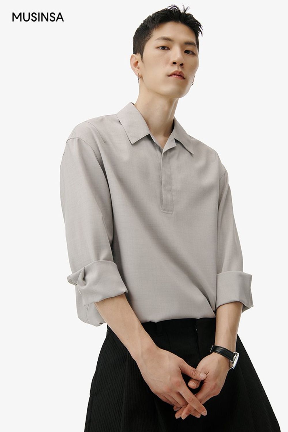 풀오버 디자인의 튜닉 셔츠에 숏 팬츠를 매치하고 페니 로퍼로 마무리한 댄디 룩 #미니멀 #모노톤 #핀턱 #봄 #포멀 #비즈니스캐주얼 #에디터_천만욱 #올드머니