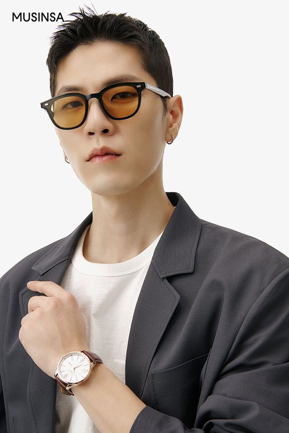 베이식한 디자인의 블레이저에 반소매 티셔츠와 와이드 팬츠를 매치한 댄디 룩 #와이드핏 #출근룩 #봄 #비즈니스캐주얼 #포멀 #에디터_천만욱 #올드머니