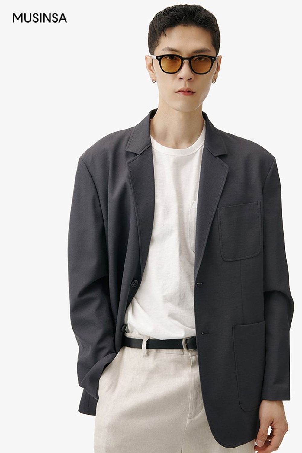 베이식한 디자인의 블레이저에 반소매 티셔츠와 와이드 팬츠를 매치한 댄디 룩 #와이드핏 #출근룩 #봄 #비즈니스캐주얼 #포멀 #에디터_천만욱 #올드머니