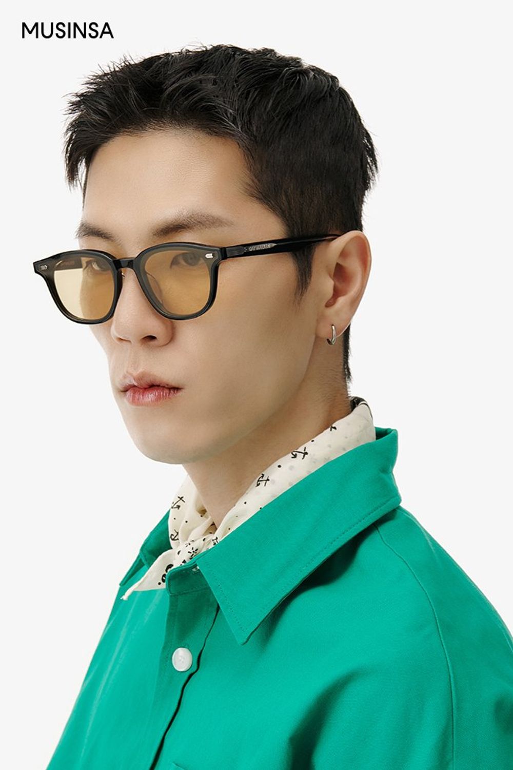 그린 컬러가 돋보이는 오버 핏 셔츠에 숏 팬츠를 매치하고 선글라스와 반다나로 포인트 준 댄디 룩 #화사한 #오버핏 #컬러포인트 #핀턱 #봄 #댄디 #에디터_천만욱
