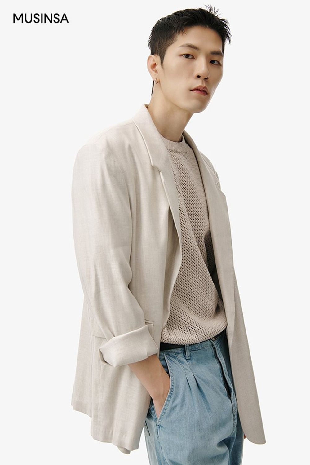 크로셰 반소매 니트에 데님 팬츠를 매치하고 린넨 재킷을 걸쳐 마무리한 댄디 룩 #컬러포인트 #린넨 #와이드핏 #워싱 #핀턱 #크로셰 #봄 #댄디 #에디터_천만욱
