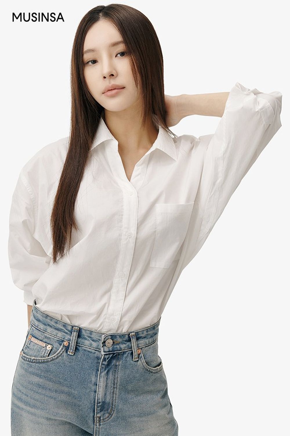 깔끔한 화이트 셔츠에 데님 팬츠를 매치한 후 레드 슈즈로 포인트를 더한 로맨틱 룩 #화사한 #오버핏 #와이드핏 #비비드 #봄 #로맨틱 #데이트룩 #셔츠코디 #에디터_권준희