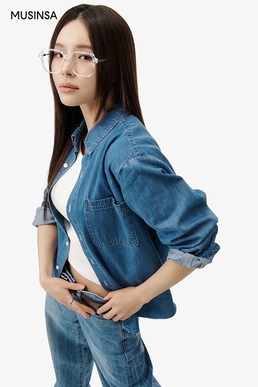 데님 셔츠에 와이드한 데님 팬츠를 매치해 시크한 매력을 강조한 스타일링 #와이드핏 #봄 #시크 #크롭탑 #청청코디 #셔츠코디 #워싱데님팬츠 #에디터_권준희