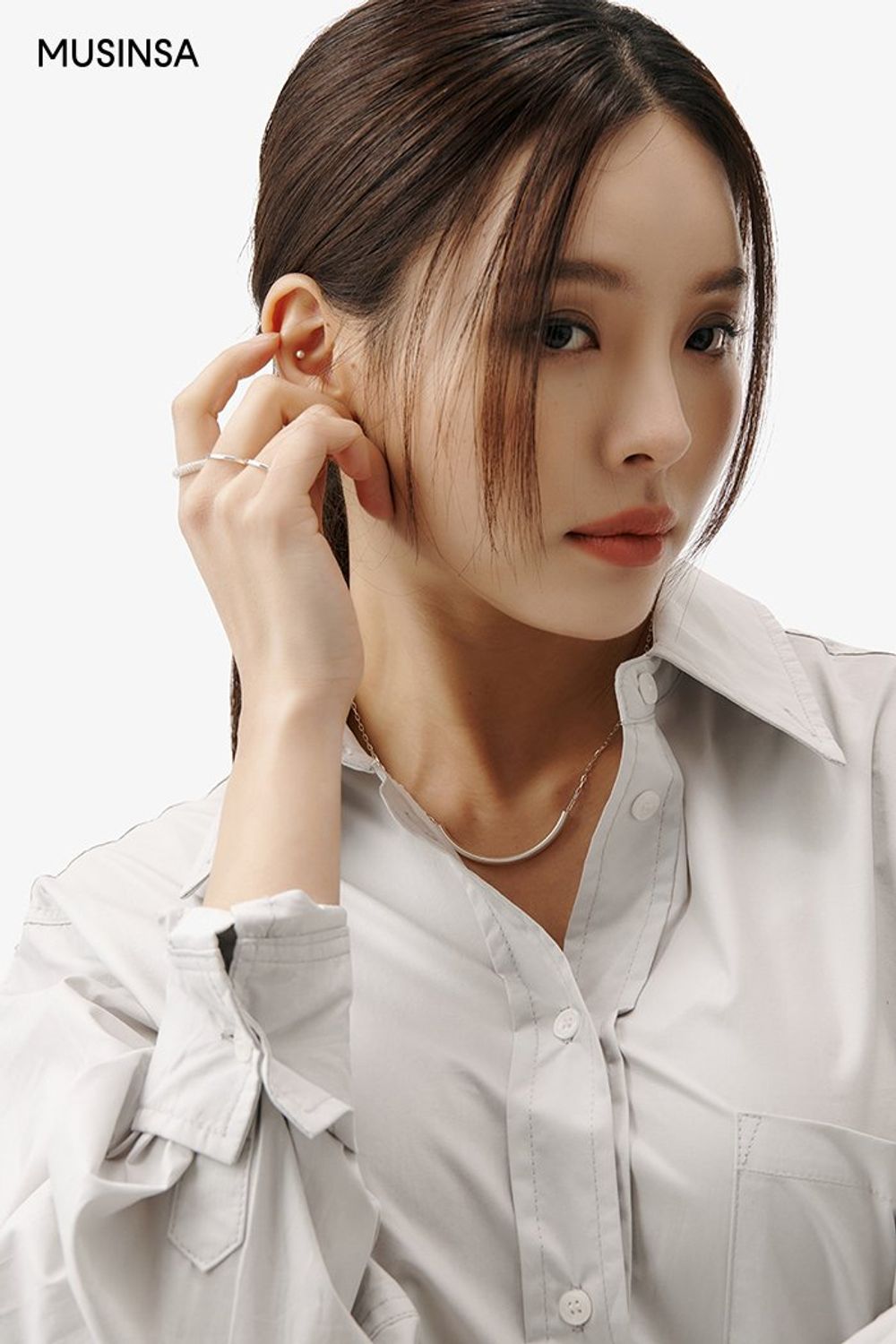 그레이 셔츠에 벌룬 핏의 스커트를 더해 완성한 로맨틱 룩 #클래식 #격식 #모노톤 #봄 #로맨틱 #데이트룩 #하객룩 #셔츠코디 #새틴스커트 #에디터_권준희 #벌룬스커트 #올드머니