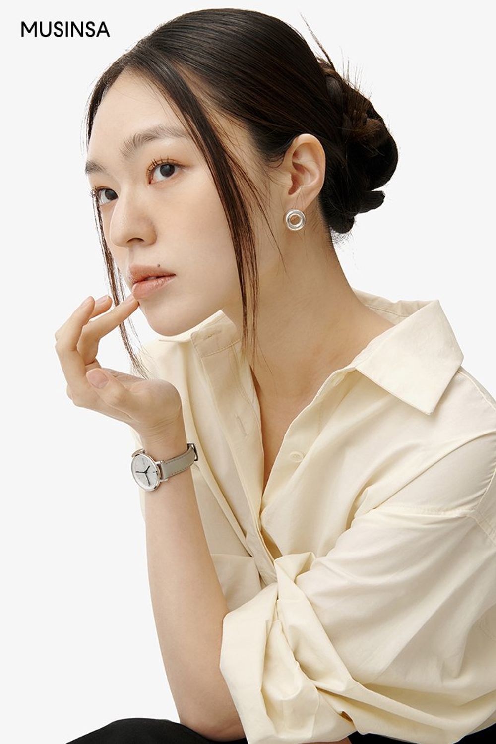 심플한 옐로 컬러 셔츠에 플리츠스커트를 매치한 후 로퍼로 마무리한 로맨틱 룩 #화사한 #봄 #로맨틱 #데이트룩 #하객룩 #플리츠스커트 #에디터_권준희 #올드머니