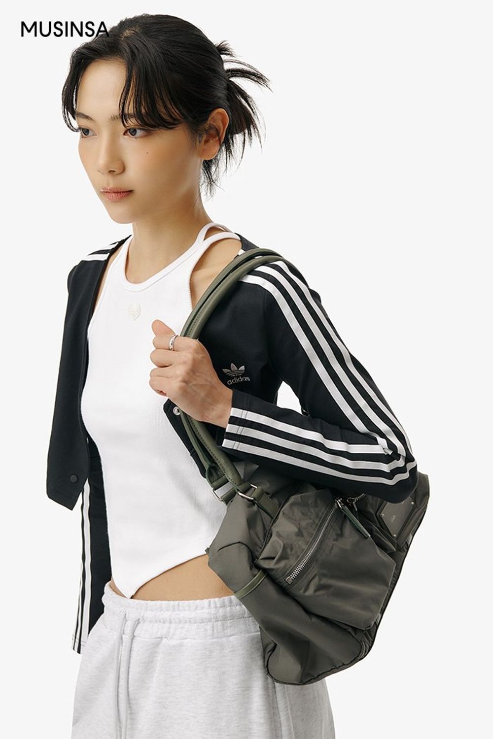 스포티 무드의 티셔츠와 스웨트 팬츠로 완성한 코디네이션 #편안한 #스포티 #봄 #스포츠 #에디터_이여름