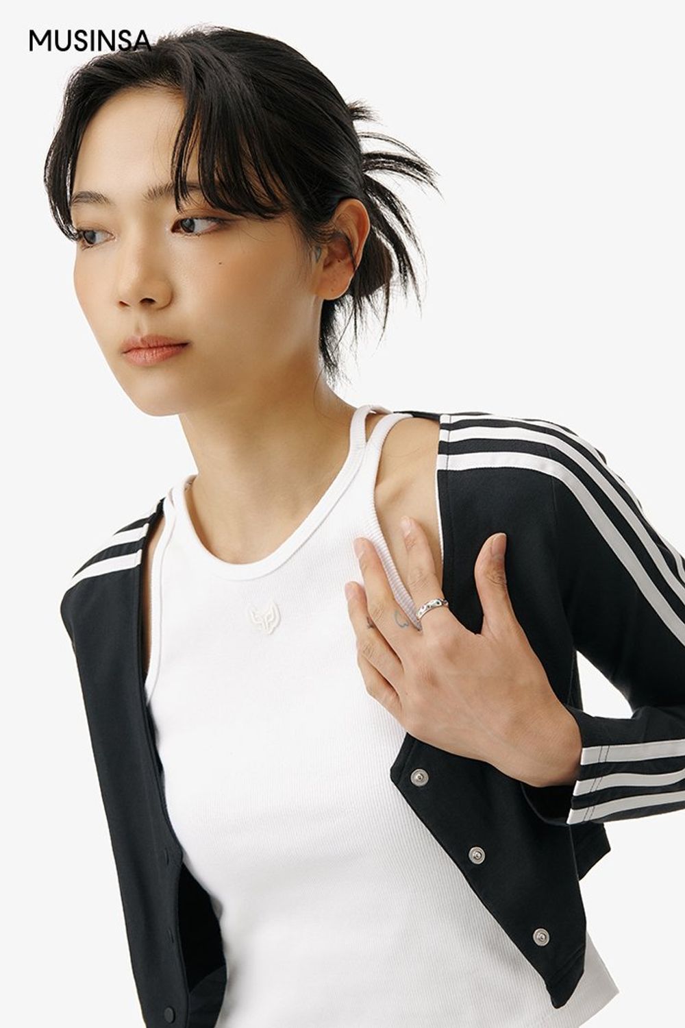 스포티 무드의 티셔츠와 스웨트 팬츠로 완성한 코디네이션 #편안한 #스포티 #봄 #스포츠 #에디터_이여름