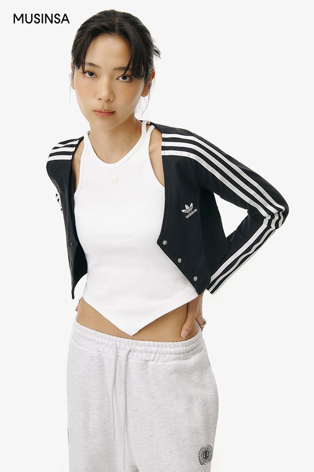 스포티 무드의 티셔츠와 스웨트 팬츠로 완성한 코디네이션 #편안한 #스포티 #봄 #스포츠 #에디터_이여름