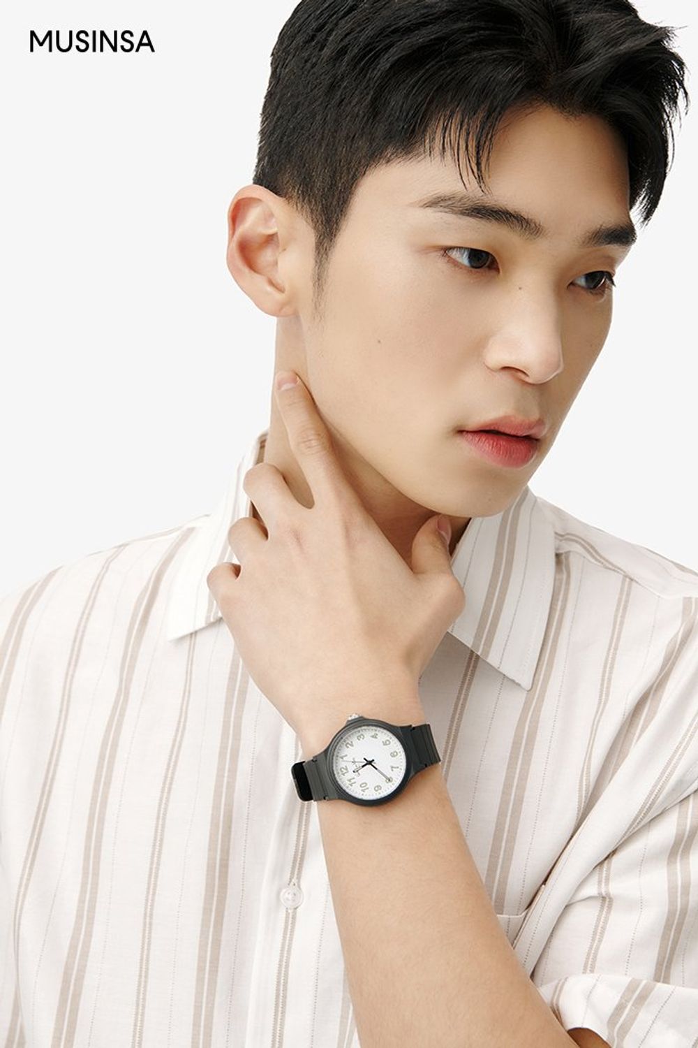 베이식한 무드가 돋보이는 반소매 셔츠에 코튼 숏 팬츠를 더해 스타일링한 댄디 룩 #레귤러핏 #톤온톤 #데이트 #남친룩 #뉴트럴톤 #봄 #댄디 #에디터_이윤화