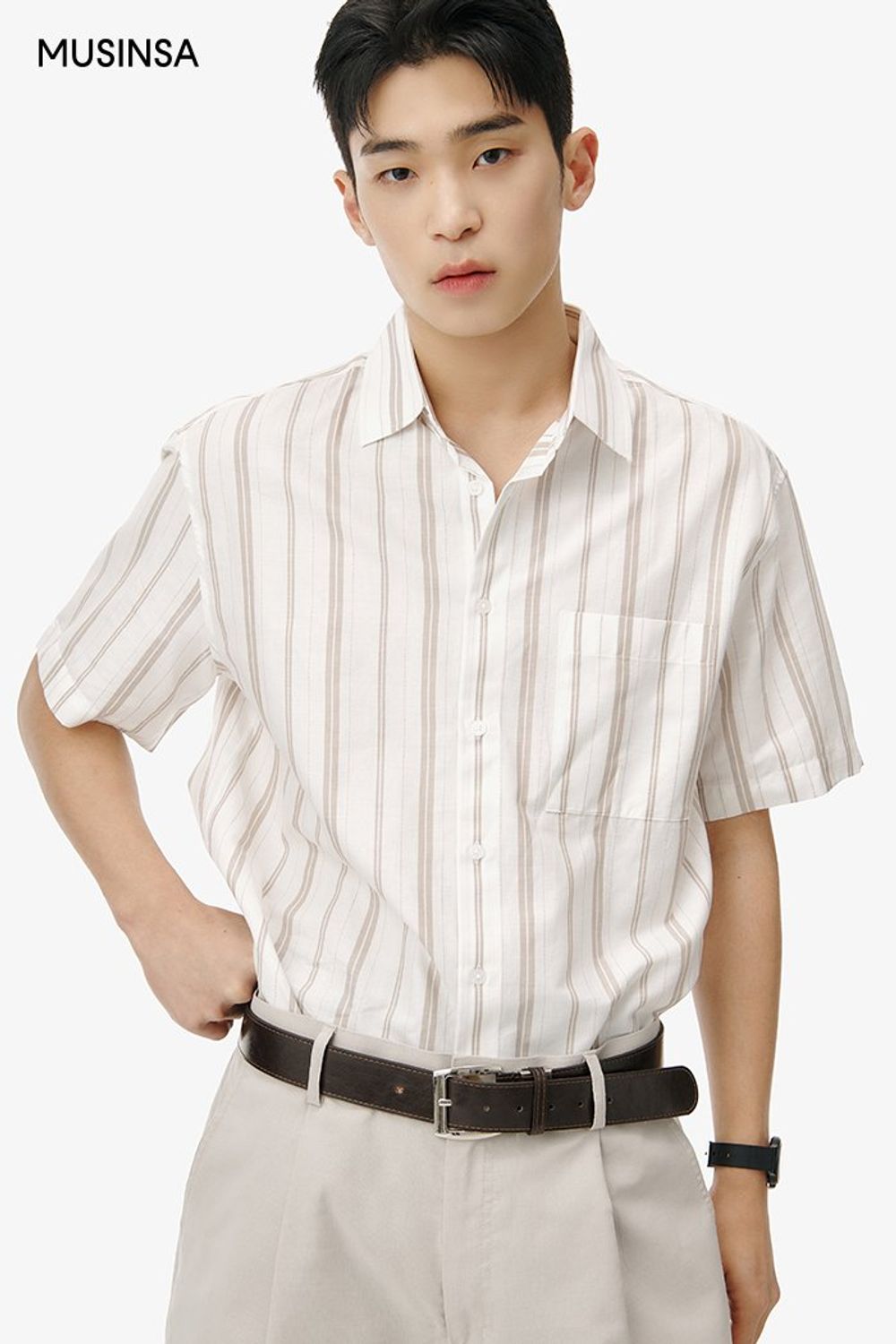 베이식한 무드가 돋보이는 반소매 셔츠에 코튼 숏 팬츠를 더해 스타일링한 댄디 룩 #레귤러핏 #톤온톤 #데이트 #남친룩 #뉴트럴톤 #봄 #댄디 #에디터_이윤화