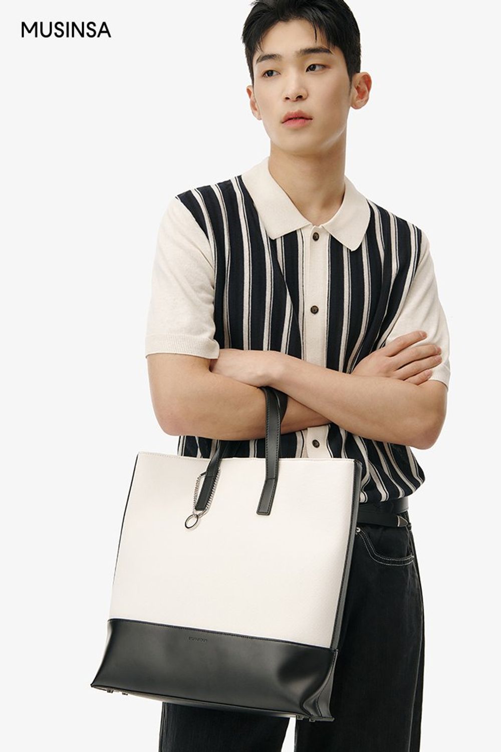 데일리한 무드가 돋보이는 반소매 카디건에 데님 팬츠를 스타일링한 댄디 룩 #오버핏 #단정한 #출근룩 #봄 #댄디 #데님팬츠 #에디터_이윤화
