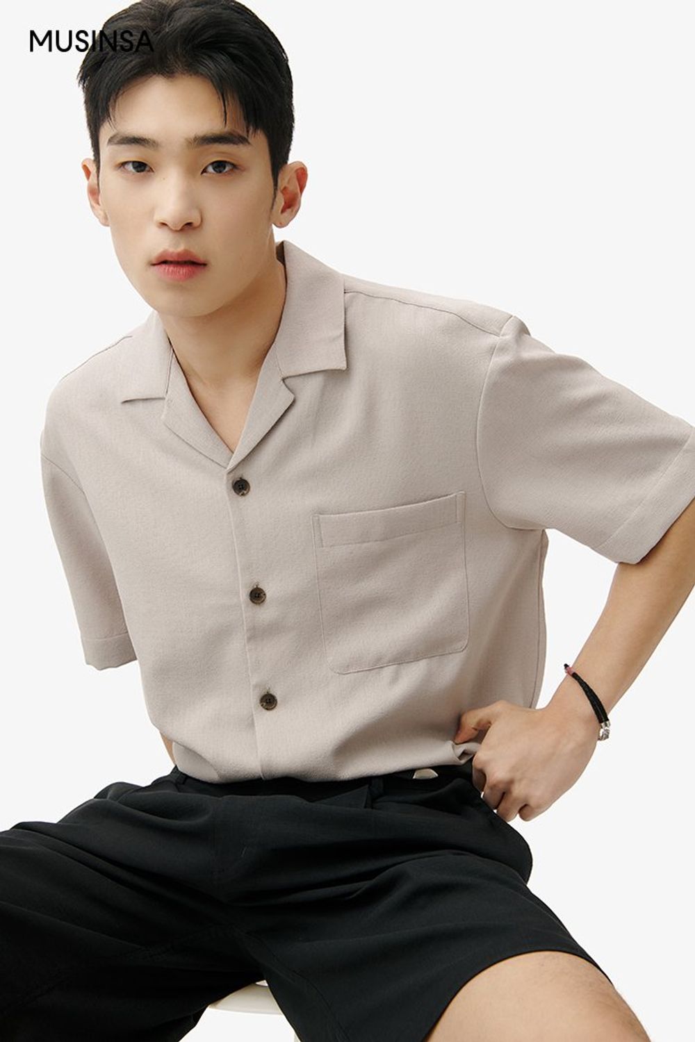 반소매 린넨 셔츠에 숏 팬츠를 코디하고 로퍼로 마무리한 댄디 룩 #레귤러핏 #뉴트럴톤 #린넨 #핀턱 #봄 #미니멀 #비즈니스캐주얼 #포멀 #에디터_이윤화 #올드머니