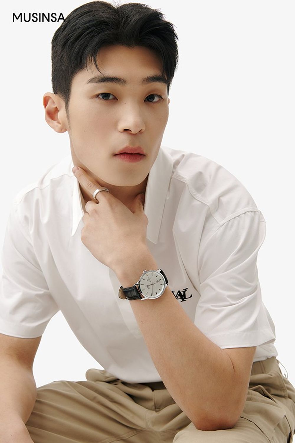 베이식한 무드의 셔츠, 코튼 팬츠를 코디하고 레더 샌들로 완성한 댄디 룩 #미니멀 #레귤러핏 #심볼 #봄 #댄디 #코튼팬츠 #에디터_이윤화