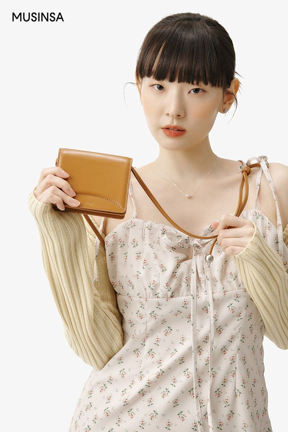 플라워 패턴 원피스와 옐로 컬러 볼레로 조합이 돋보이는 걸리시 룩 #화사한 #데이트 #마이크로백 #봄 #걸리시 #플라워패턴 #에디터_이민영