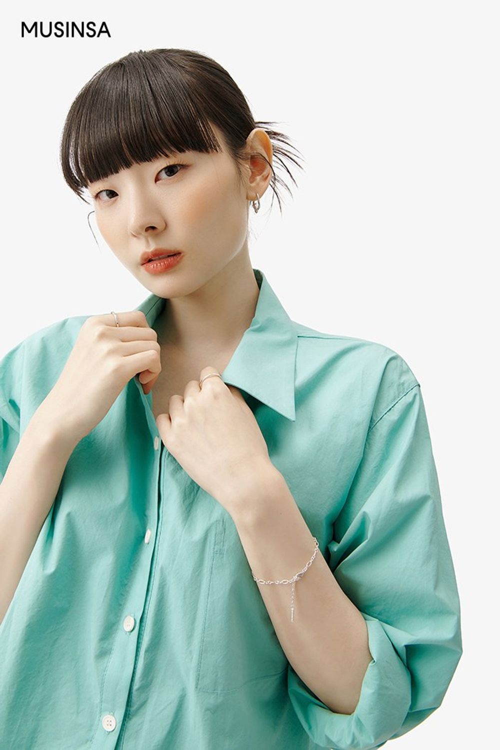 컬러가 매력적인 셔츠와 심플한 팬츠의 조합으로 연출한 포멀 룩 #화사한 #단정한 #와이드핏 #출근룩 #봄 #비즈니스캐주얼 #포멀 #셔츠코디 #에디터_이민영