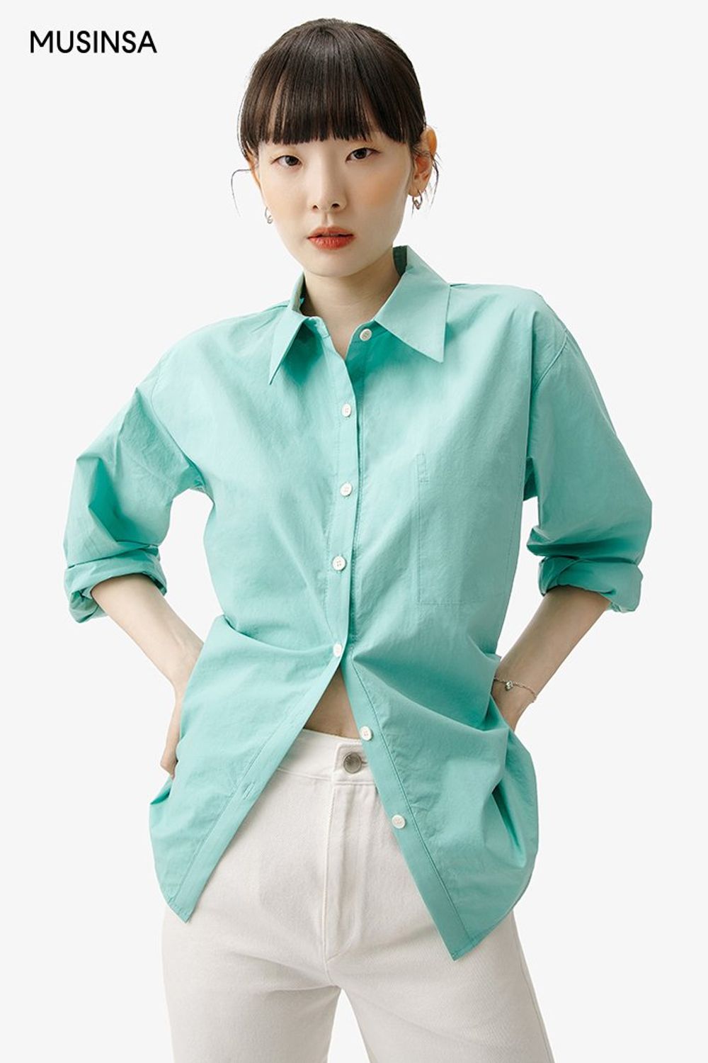 컬러가 매력적인 셔츠와 심플한 팬츠의 조합으로 연출한 포멀 룩 #화사한 #단정한 #와이드핏 #출근룩 #봄 #비즈니스캐주얼 #포멀 #셔츠코디 #에디터_이민영
