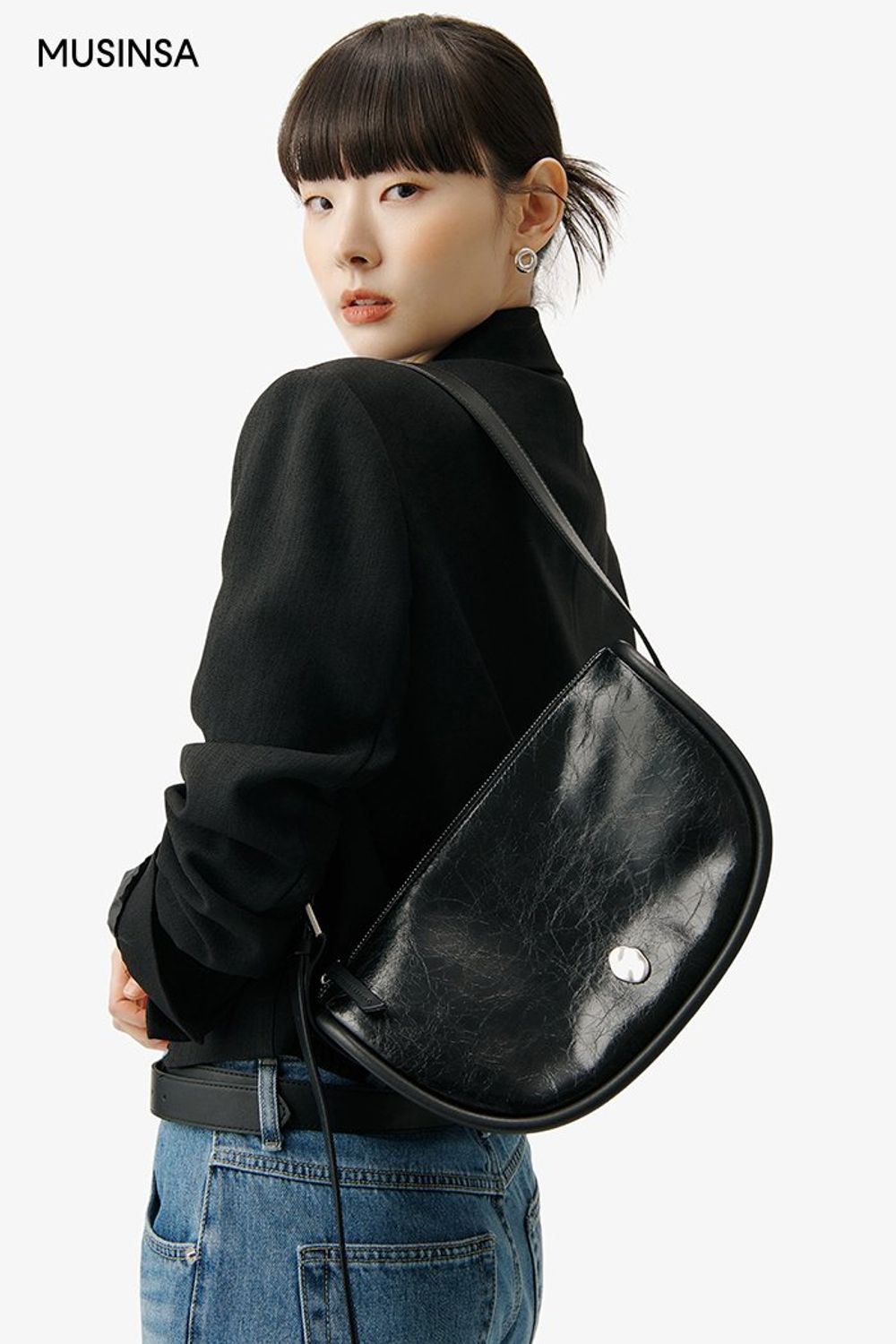 블랙 컬러 탑에 재킷을 더하고 데님 팬츠와 로퍼로 마무리한 시크 룩 #워싱 #봄 #시크 #데님팬츠 #크롭재킷 #에디터_이민영