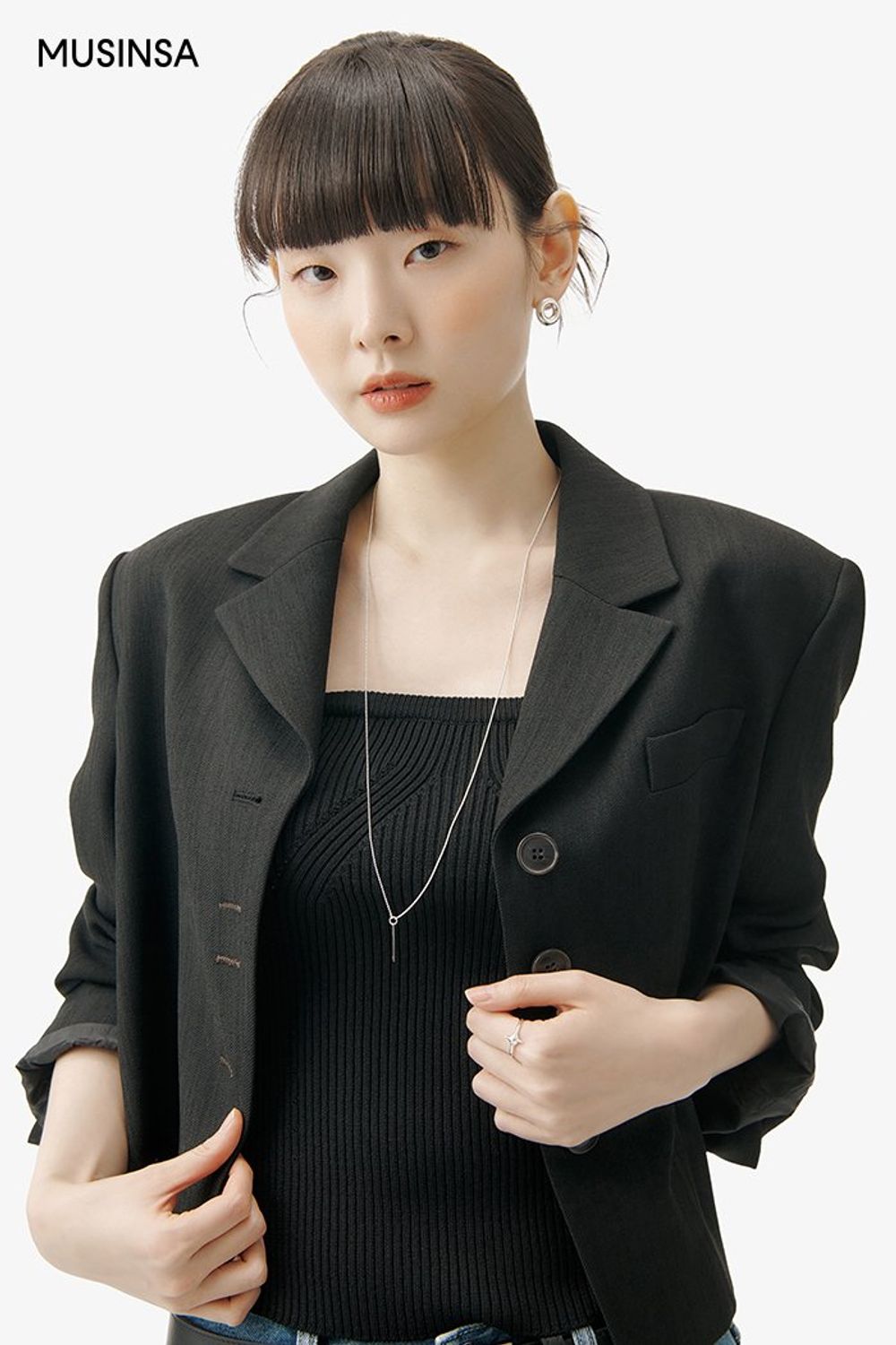 블랙 컬러 탑에 재킷을 더하고 데님 팬츠와 로퍼로 마무리한 시크 룩 #워싱 #봄 #시크 #데님팬츠 #크롭재킷 #에디터_이민영