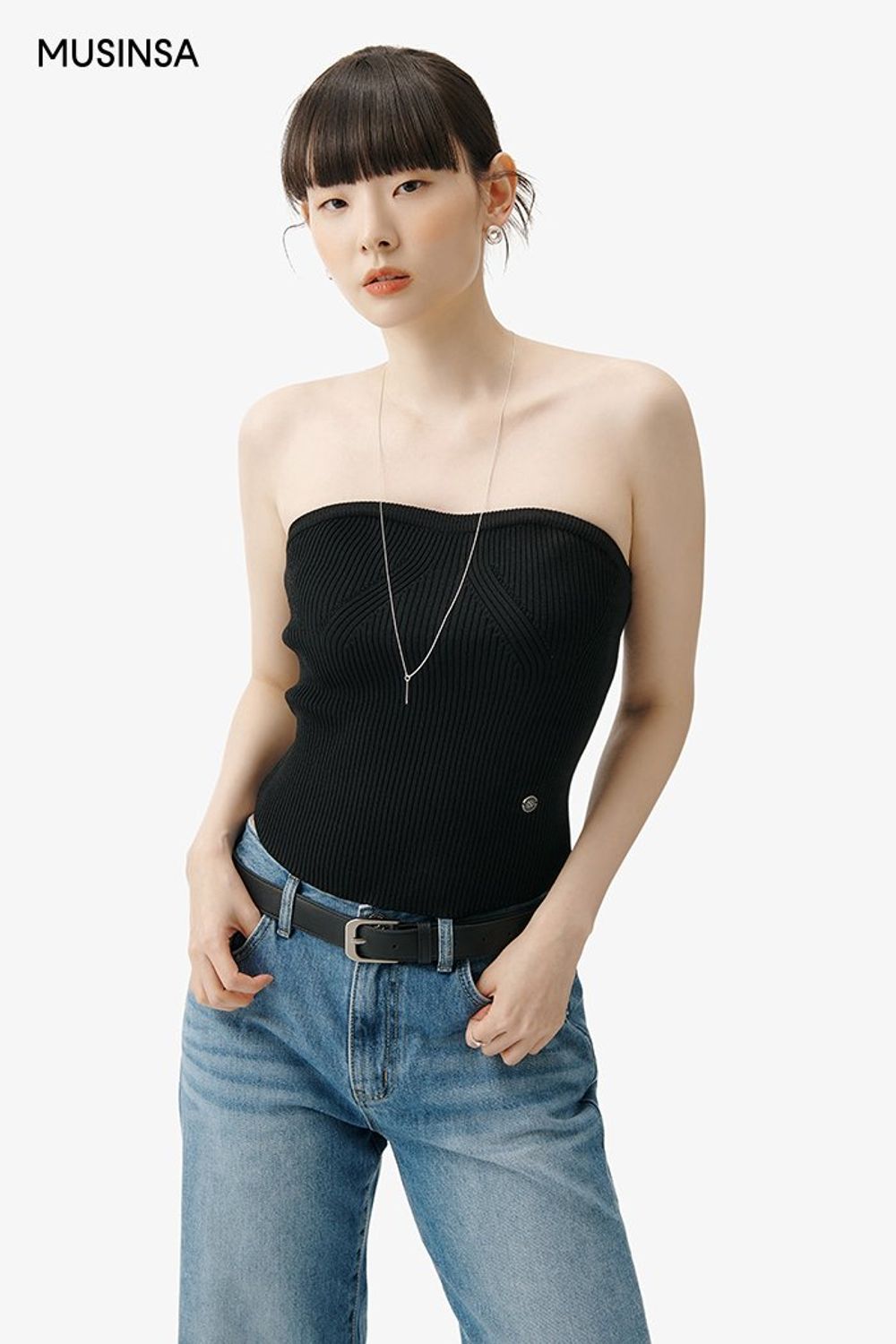 블랙 컬러 탑에 재킷을 더하고 데님 팬츠와 로퍼로 마무리한 시크 룩 #워싱 #봄 #시크 #데님팬츠 #크롭재킷 #에디터_이민영