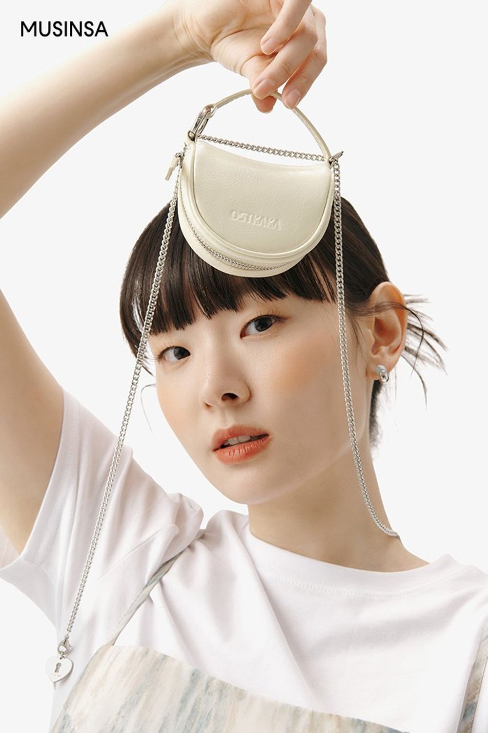 패턴이 돋보이는 원피스와 티셔츠를 함께 입고 마이크로 백으로 마무리한 걸리시 룩 #언밸런스 #마이크로백 #봄 #걸리시 #데이트룩 #체인백 #맥시원피스 #에디터_이민영