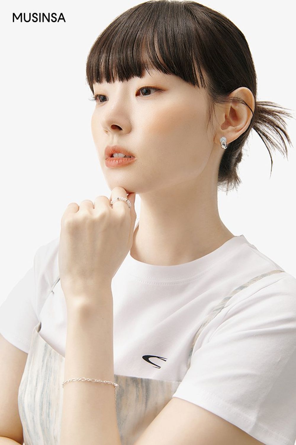 패턴이 돋보이는 원피스와 티셔츠를 함께 입고 마이크로 백으로 마무리한 걸리시 룩 #언밸런스 #마이크로백 #봄 #걸리시 #데이트룩 #체인백 #맥시원피스 #에디터_이민영