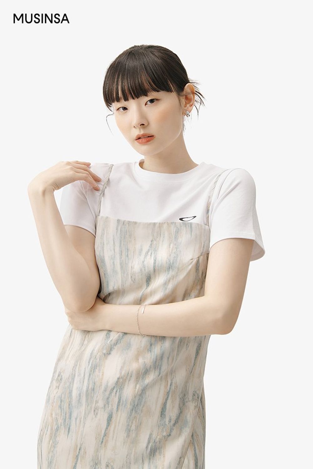 패턴이 돋보이는 원피스와 티셔츠를 함께 입고 마이크로 백으로 마무리한 걸리시 룩 #언밸런스 #마이크로백 #봄 #걸리시 #데이트룩 #체인백 #맥시원피스 #에디터_이민영