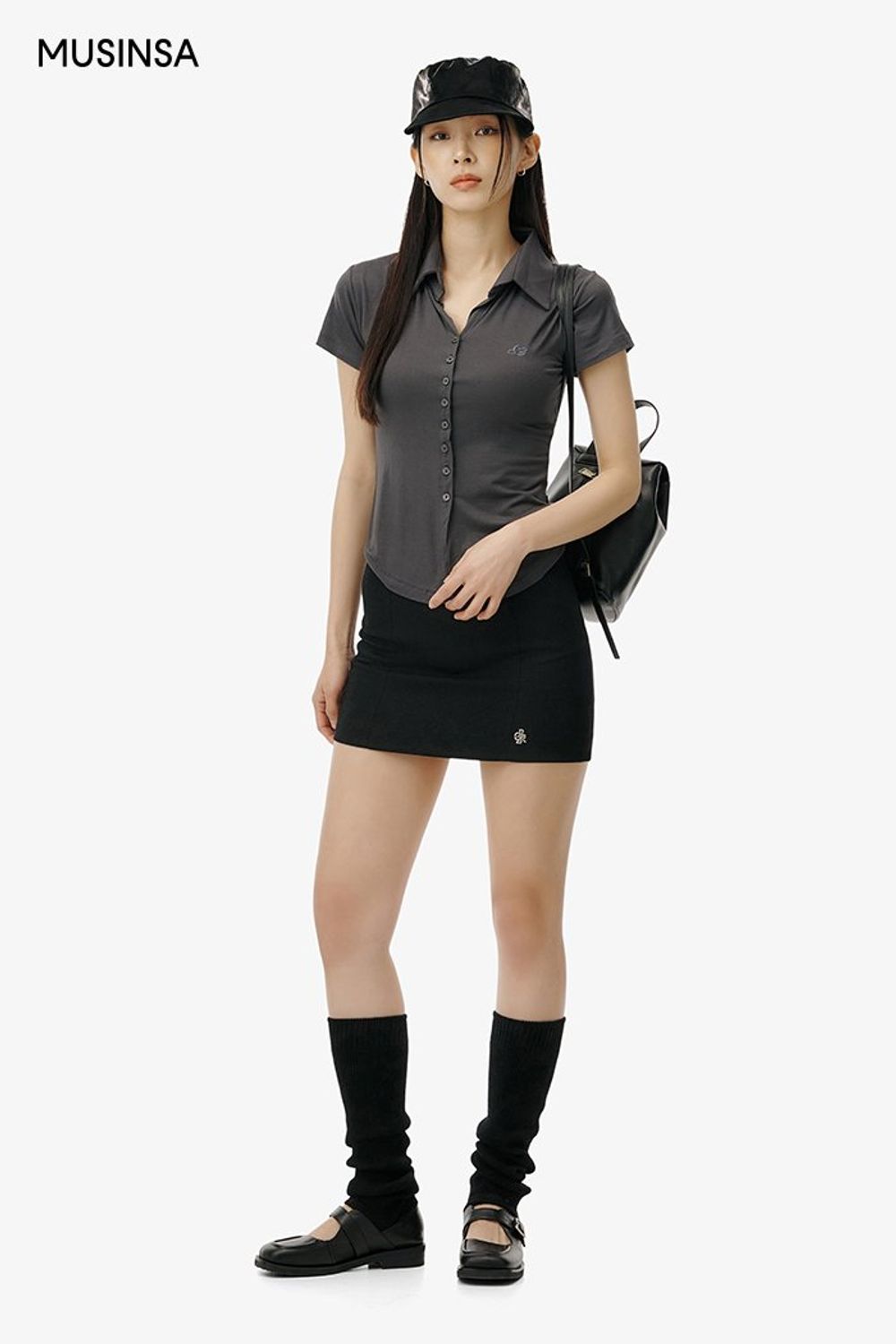 슬림 핏 티셔츠와 미니스커트를 매치하고 백팩으로 완성한 걸리시 코디네이션 #슬림핏 #모노톤 #짧치 #여름 #걸리시 #오픈카라 #메리제인 #에디터_이다희