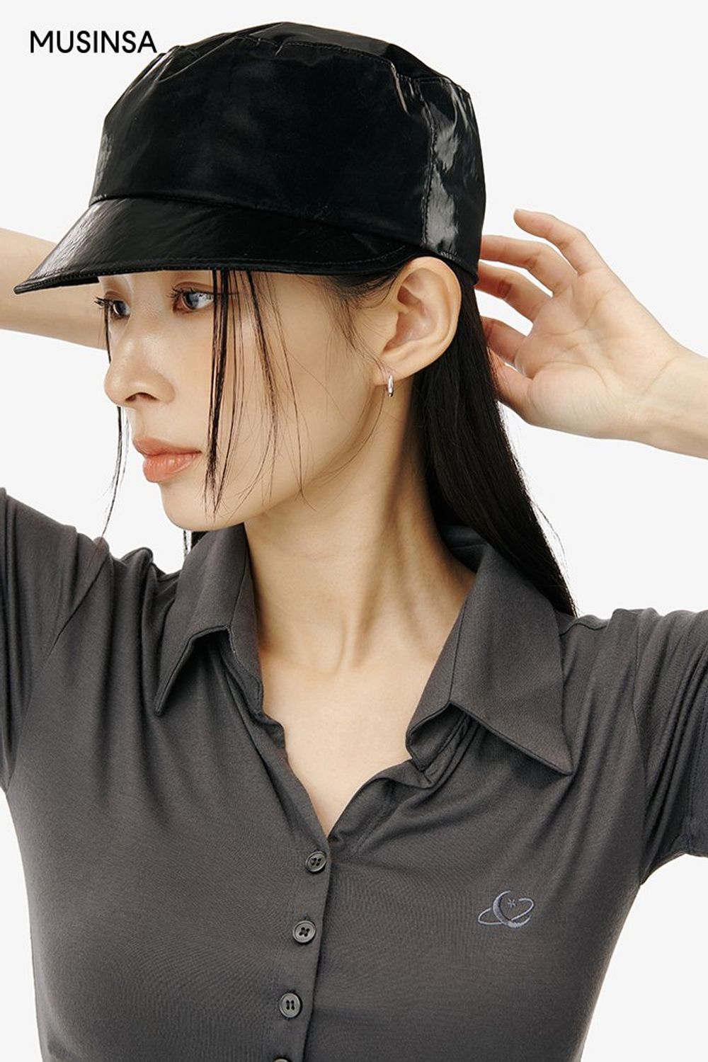 슬림 핏 티셔츠와 미니스커트를 매치하고 백팩으로 완성한 걸리시 코디네이션 #슬림핏 #모노톤 #짧치 #여름 #걸리시 #오픈카라 #메리제인 #에디터_이다희