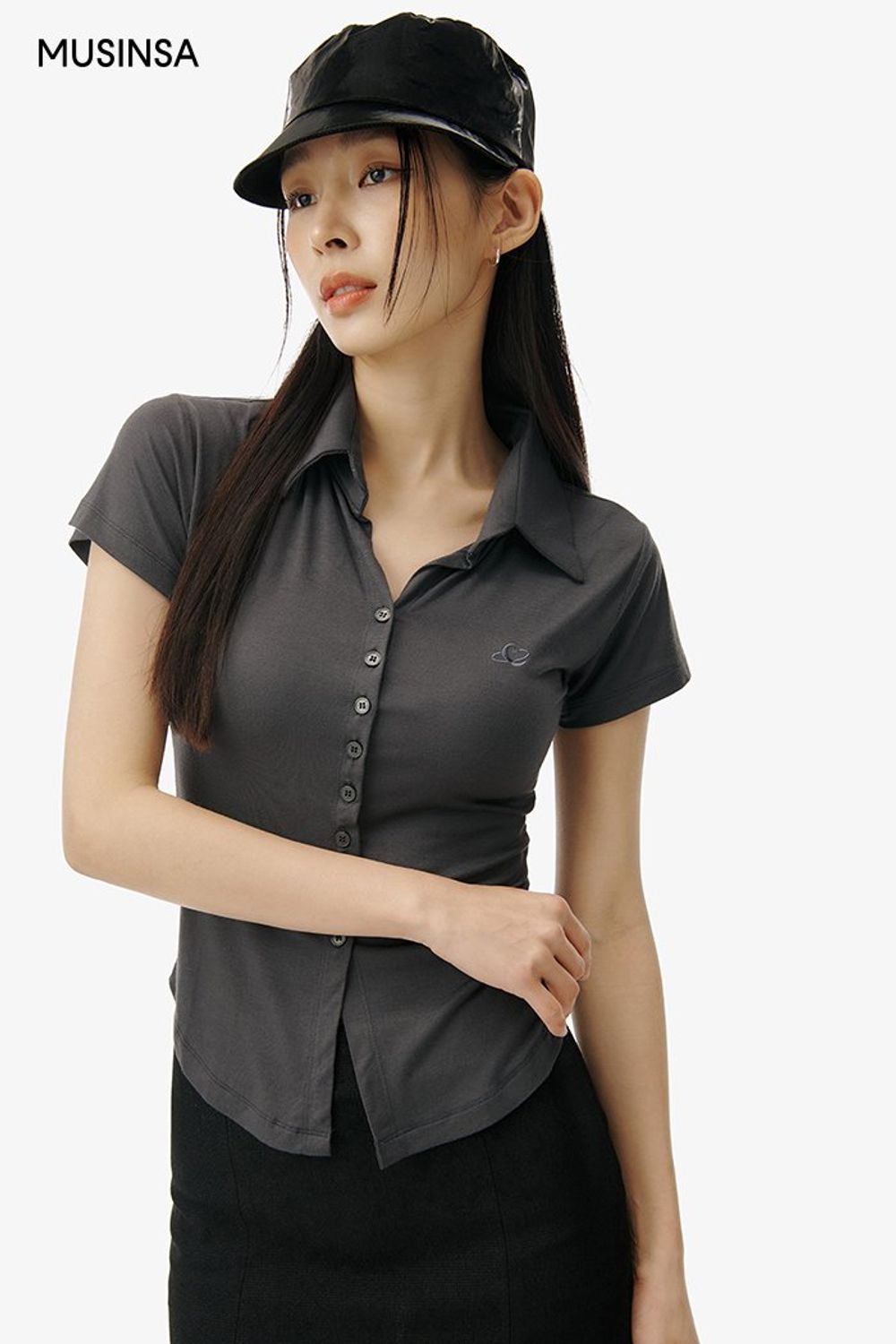 슬림 핏 티셔츠와 미니스커트를 매치하고 백팩으로 완성한 걸리시 코디네이션 #슬림핏 #모노톤 #짧치 #여름 #걸리시 #오픈카라 #메리제인 #에디터_이다희