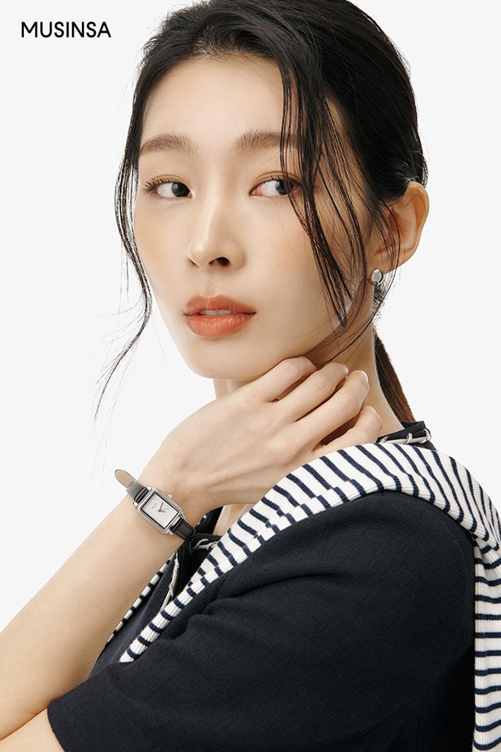 깔끔한 실루엣의 반소매 재킷과 부츠 컷 팬츠 조합으로 꾸민 로맨틱 코디 #부츠컷 #스트라이프 #데이트 #노카라 #여름 #로맨틱 #데님팬츠 #펌프스 #에디터_이다희 #올드머니