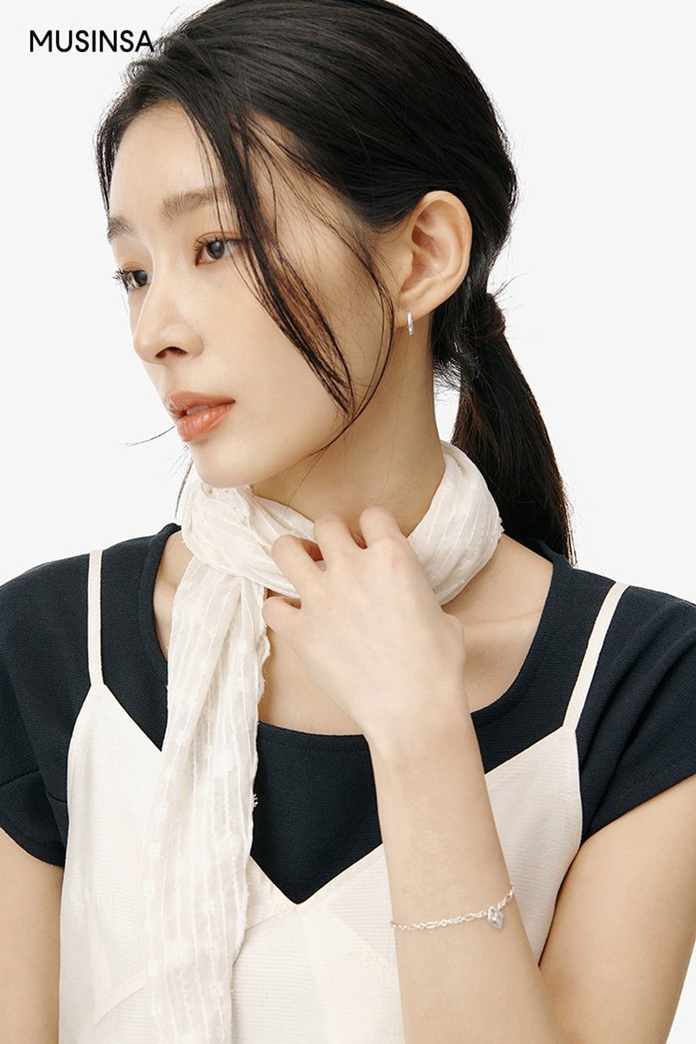반소매 티셔츠와 미니 원피스를 연출하고 숄더백, 블로퍼로 완성한 로맨틱 룩 #레이어드룩 #스퀘어넥 #랩스타일 #여름 #로맨틱 #미니원피스 #스카프 #에디터_이다희