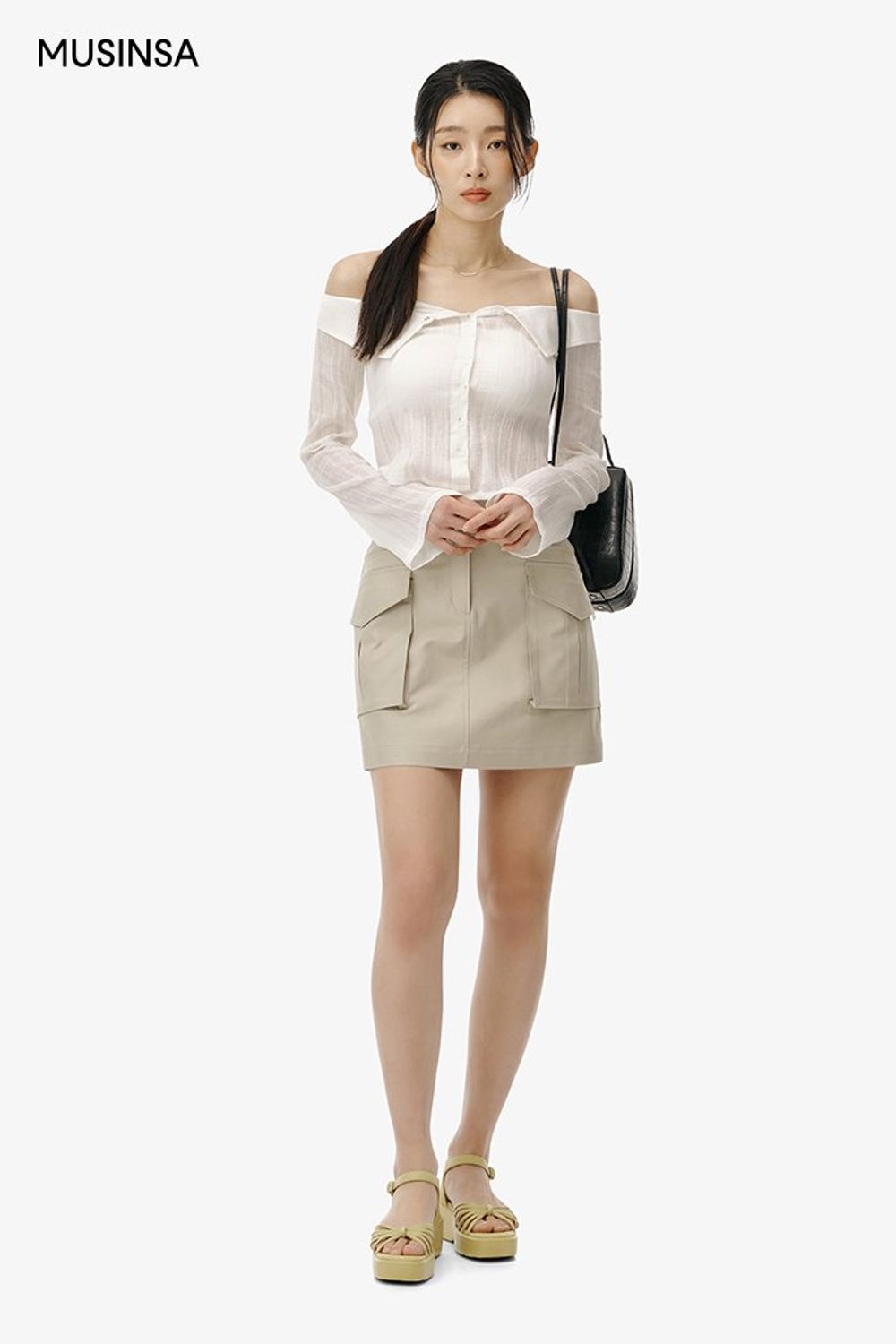 오프숄더 블라우스와 미니스커트, 샌들의 밸런스가 돋보이는 로맨틱 룩 #화사한 #짧치 #데이트 #오프숄더 #카고 #키높이 #여름 #로맨틱 #에디터_이다희