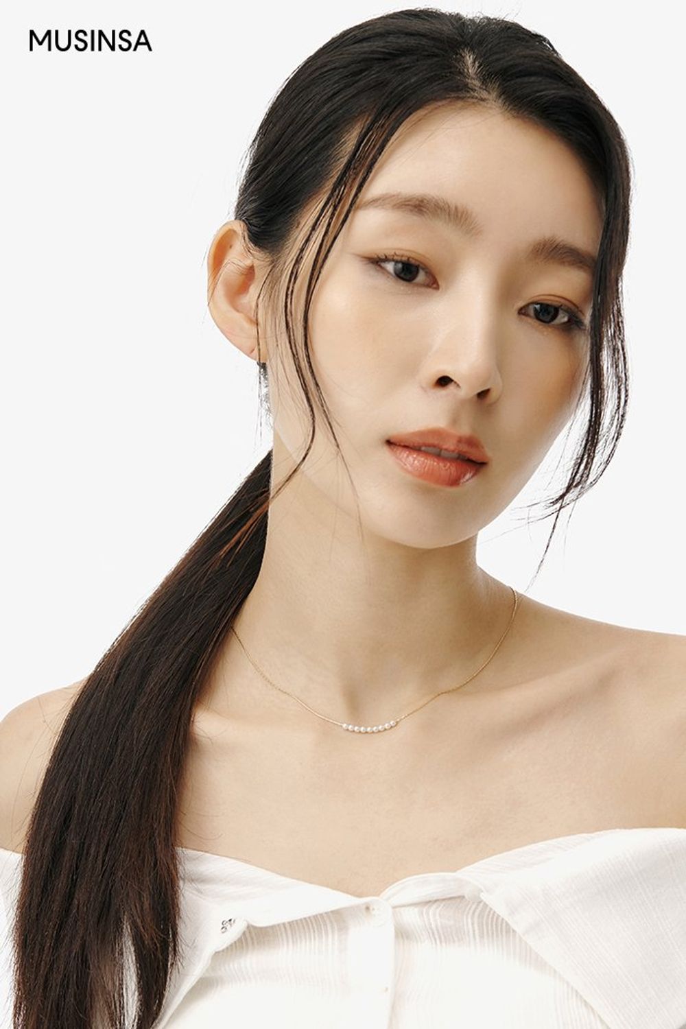 오프숄더 블라우스와 미니스커트, 샌들의 밸런스가 돋보이는 로맨틱 룩 #화사한 #짧치 #데이트 #오프숄더 #카고 #키높이 #여름 #로맨틱 #에디터_이다희