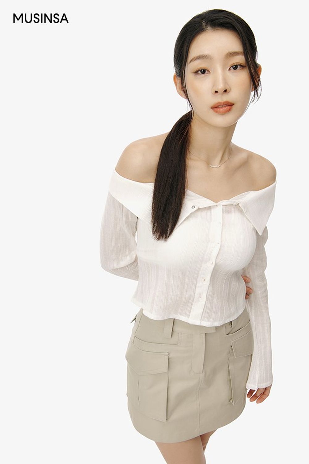 오프숄더 블라우스와 미니스커트, 샌들의 밸런스가 돋보이는 로맨틱 룩 #화사한 #짧치 #데이트 #오프숄더 #카고 #키높이 #여름 #로맨틱 #에디터_이다희